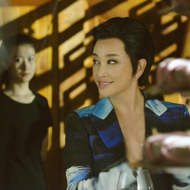 64岁刘晓庆花样多，剪短发梳成背头霸气十足，配西装太MAN了