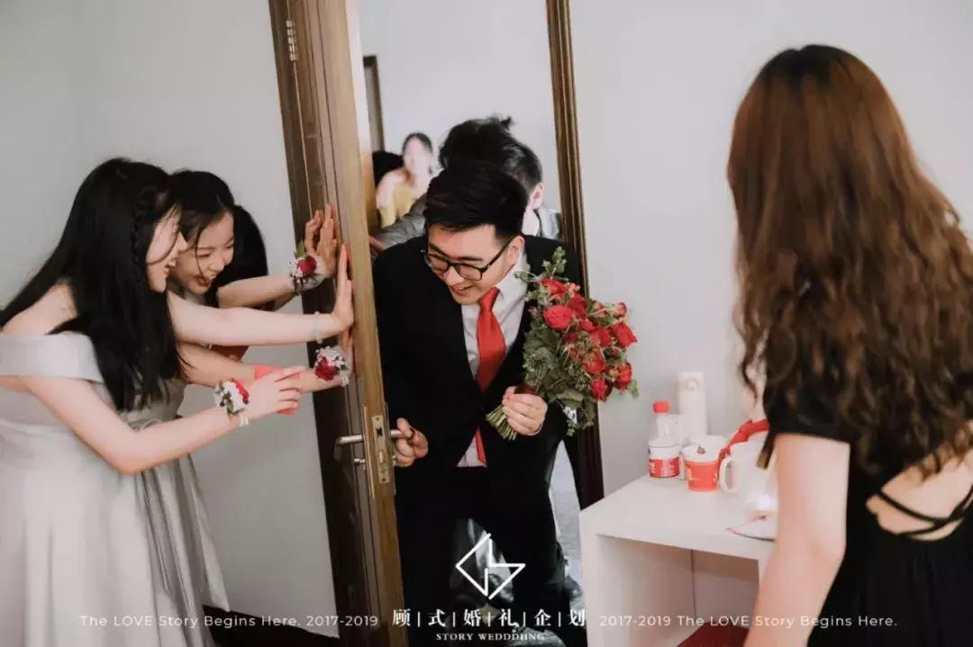 堵门整蛊新郎伴郎游戏,整蛊伴郎团堵门