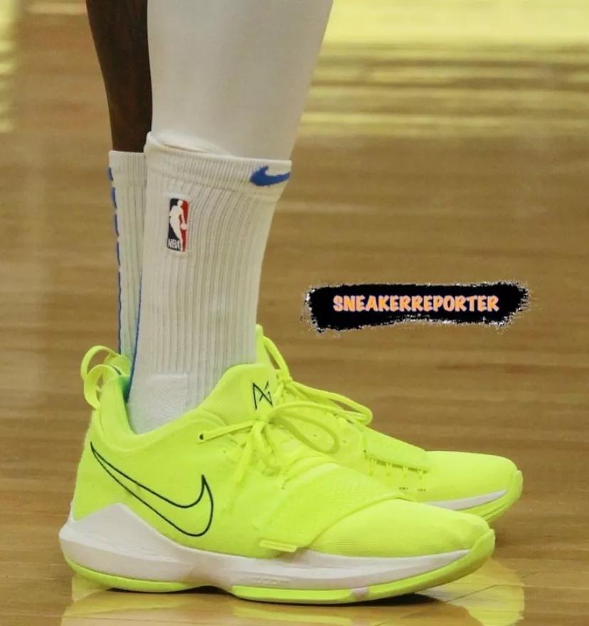 施罗德篮网上脚球鞋,施罗德上脚欧文球鞋