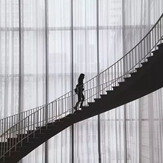 他是一名设计师，靠玩手机摄影成为了苹果签约摄影师