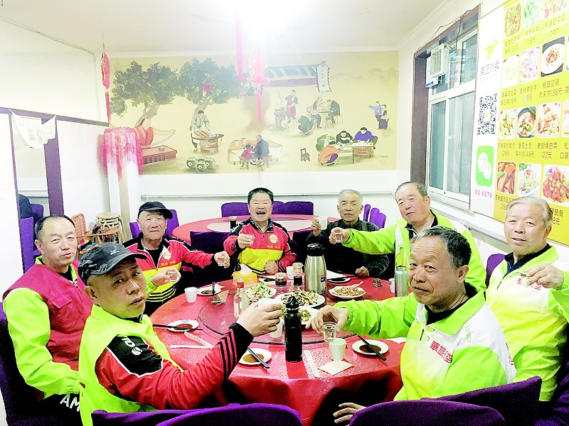 83岁老人一人一车骑行全国,80岁老人骑行太原