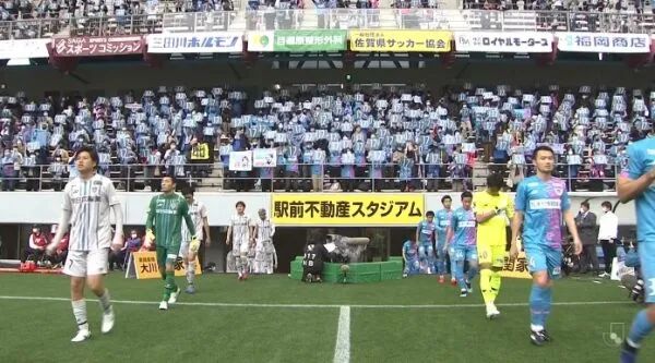 痴汉入侵足球场！日本大叔混入J联赛看台拍女生裙底，结果悲剧了