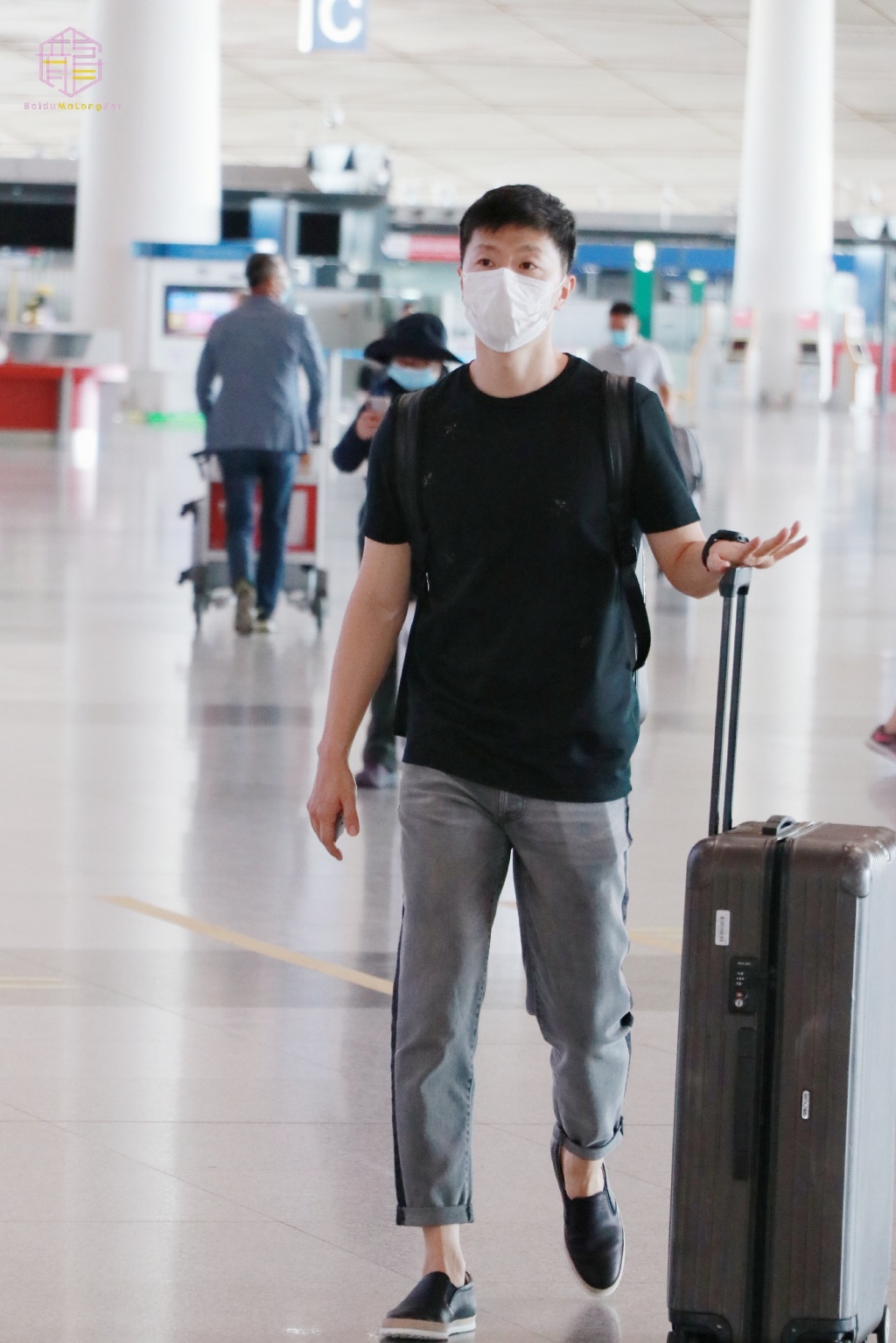 马龙穿上西装的视频,马龙穿西装的样子