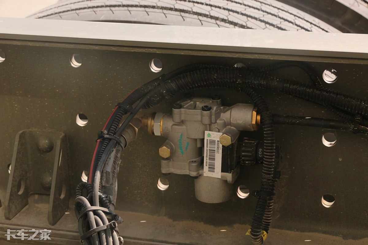 汕德卡600升双腔油箱,600升双腔油箱