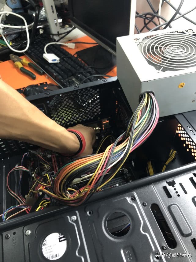 电脑显示器黑屏怎么办教你一招,电脑主机正常显示器亮一会黑屏