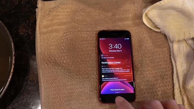 老外用矿泉水测试视频,老外用100度水煮苹果手机