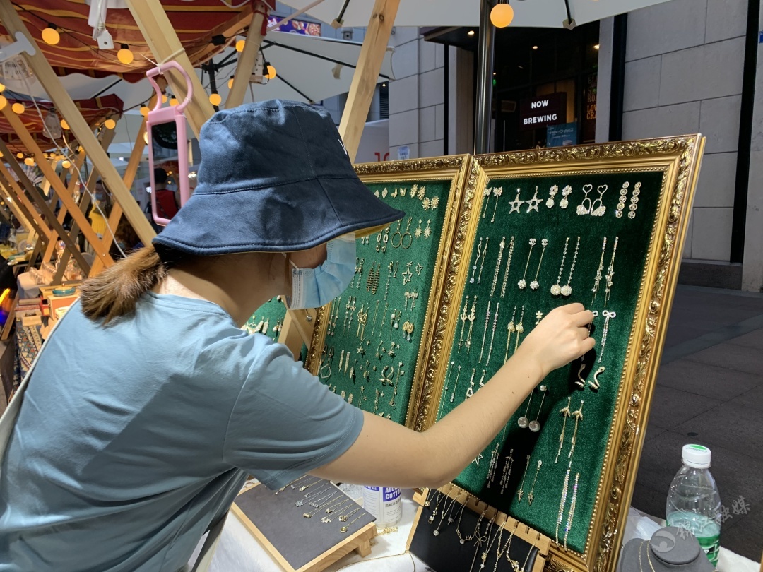 文创市集摊位1.36米小吗,春熙路科甲巷文创集市