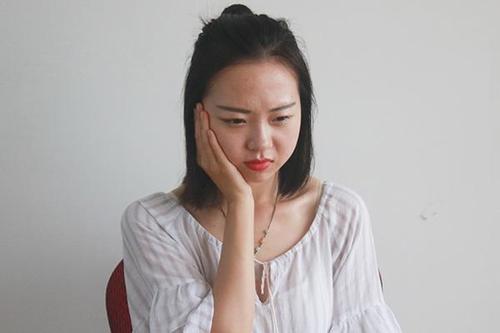 在鼻子上挤出的白色物质是什么,鼻子上的小疙瘩挤出来的白色东西