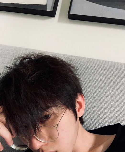 有种“整容”叫蔡徐坤卸妆，失去了眼影后，谁还认得出来？