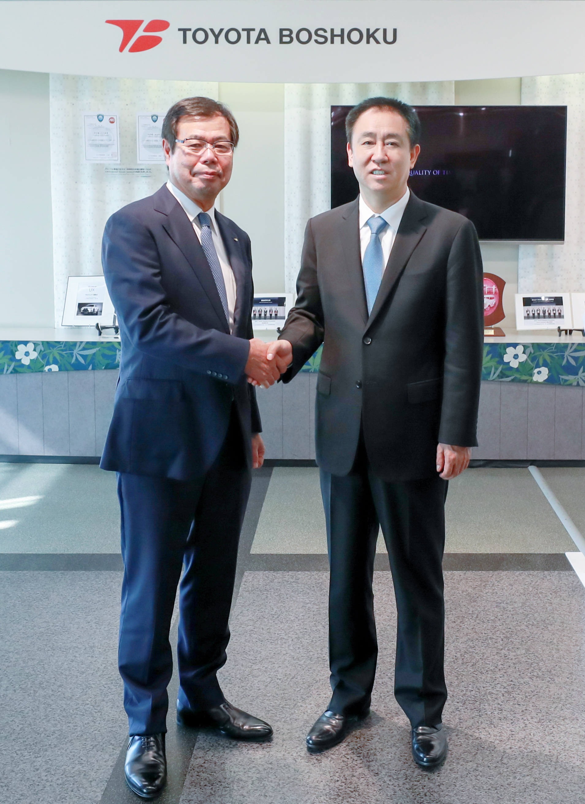 许家印为什么要造汽车,许家印考察世界顶级汽车