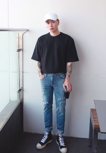 复古蓝破洞牛仔裤搭什么好看,50岁男人的破洞牛仔裤搭配