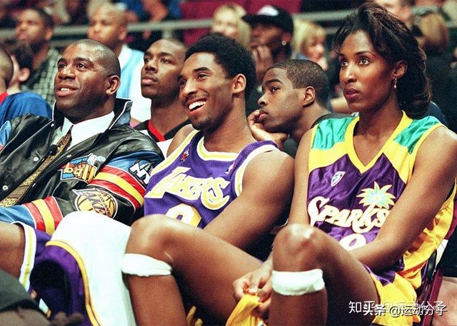 斯台普斯球馆雕像,斯台普斯中心门前的雕像