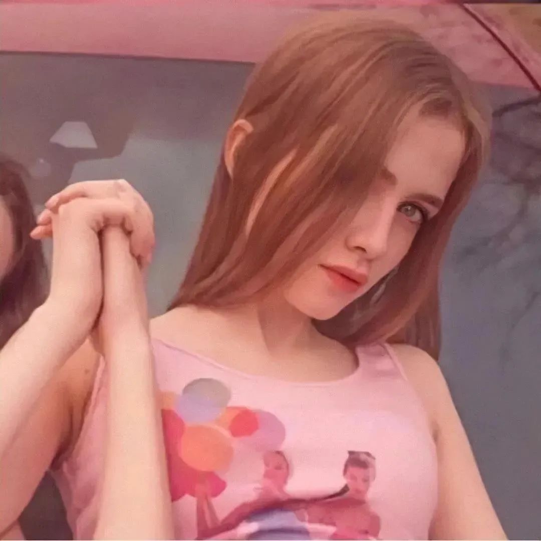 超好看的闺蜜头像一人一半真人,超好看的闺蜜头像动漫