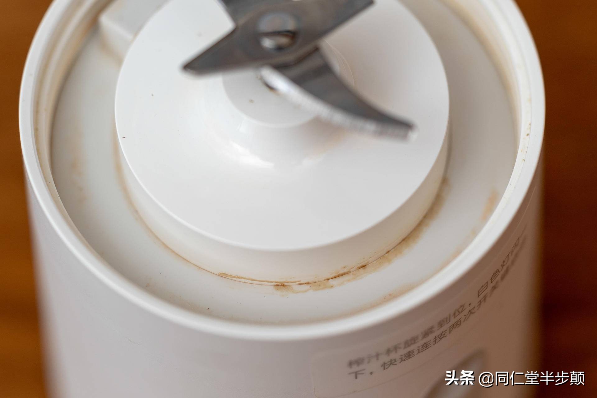 怎么用榨汁机榨果汁,如何用榨汁机榨出一杯好吃的果汁