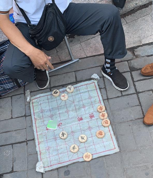 只能亮度调亮才能看得懂的梗,调高亮度才能看懂的梗