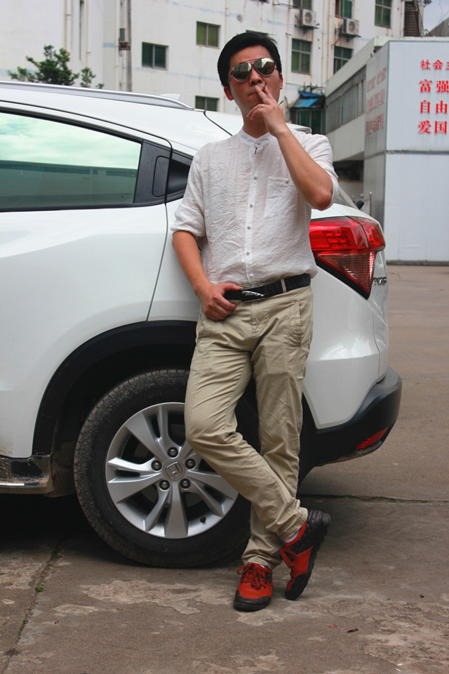 劳斯名爵内穿捷豹皮带，会让人觉得皮带与人浑然一体、相得益彰