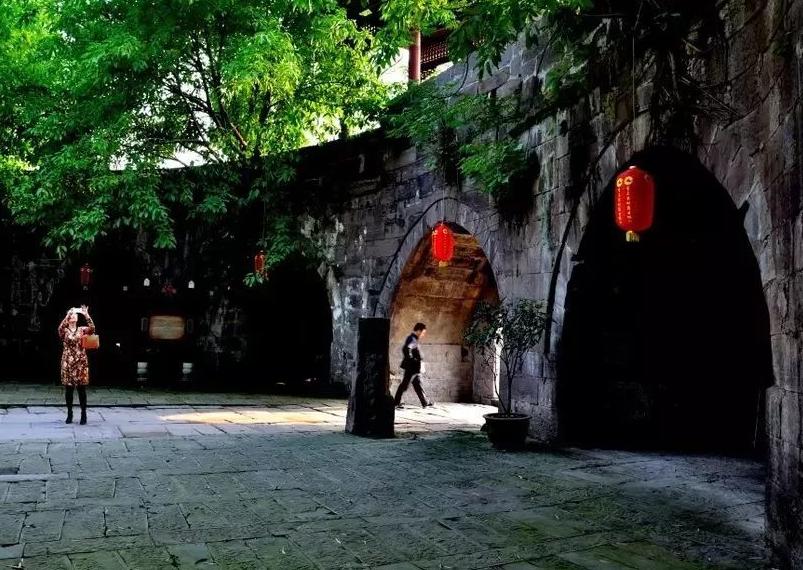 原创重庆有座建于峭壁的古镇,重庆唯一有碉楼的千年古镇