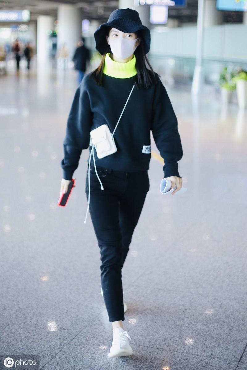 金晨全黑装走机场，背小包斜跨超可爱，脖子太长穿高领也能看见肉