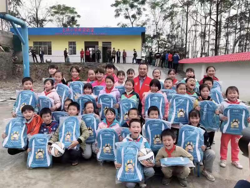 为山里娃点亮希望！南岭铁狼足球俱乐部驰援广西河池