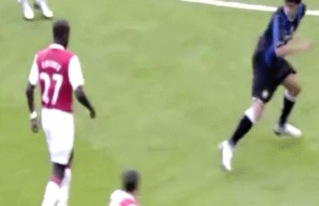 晃过萨内蒂！慢镜回放都看不出用的什么招数，太快了·.·.·.·.