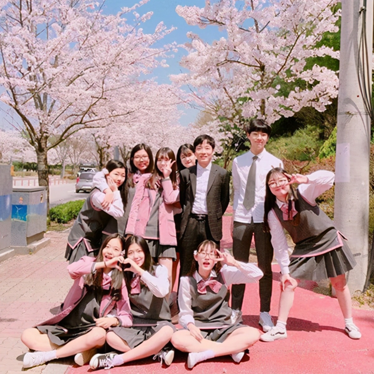 看韩国大学的校服日常,韩国学生看我们中国的校园校服