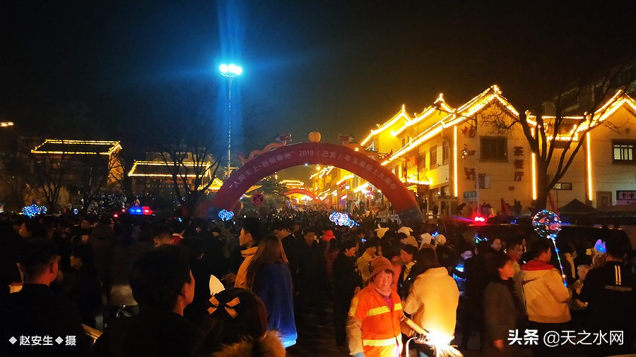 甘肃天水数万民众“上九朝观”祈福纳祥争烧头柱香！（组图）