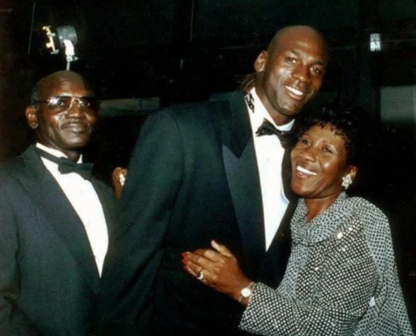 乔丹拥抱瓦妮莎名人堂,乔丹搂瓦妮莎