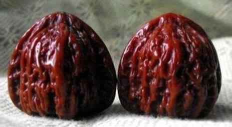 文玩核桃酱色到红色需要盘多久,什么品种的文玩核桃盘出来最漂亮