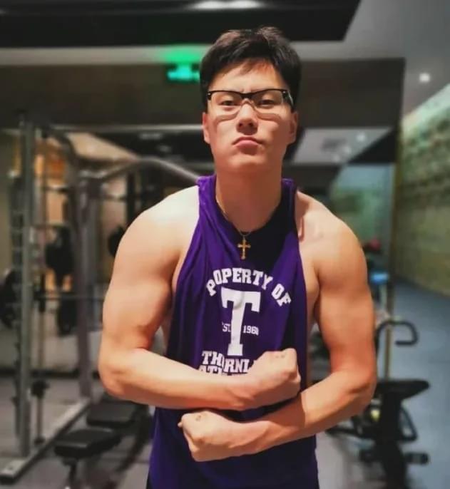 2米中国胖虎，NCAA生涯出师不利...