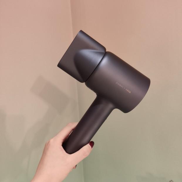 赵薇新综艺发型亮了，43岁依旧活力四射，网友看后：快回中餐厅