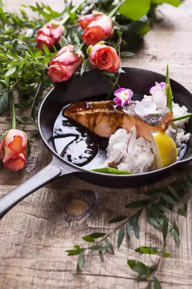 她在北京开了一家可以吃的花店，受众人追捧，还引来了李健