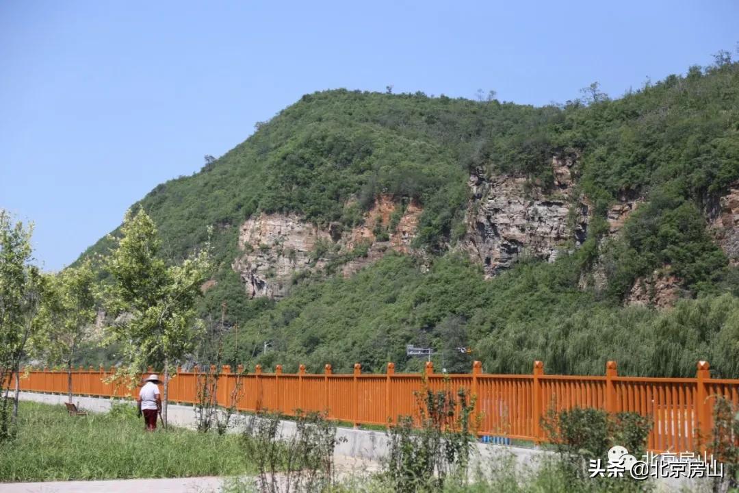 废弃的矿山正在改导致为一座公园,废弃矿坑改导致美丽公园
