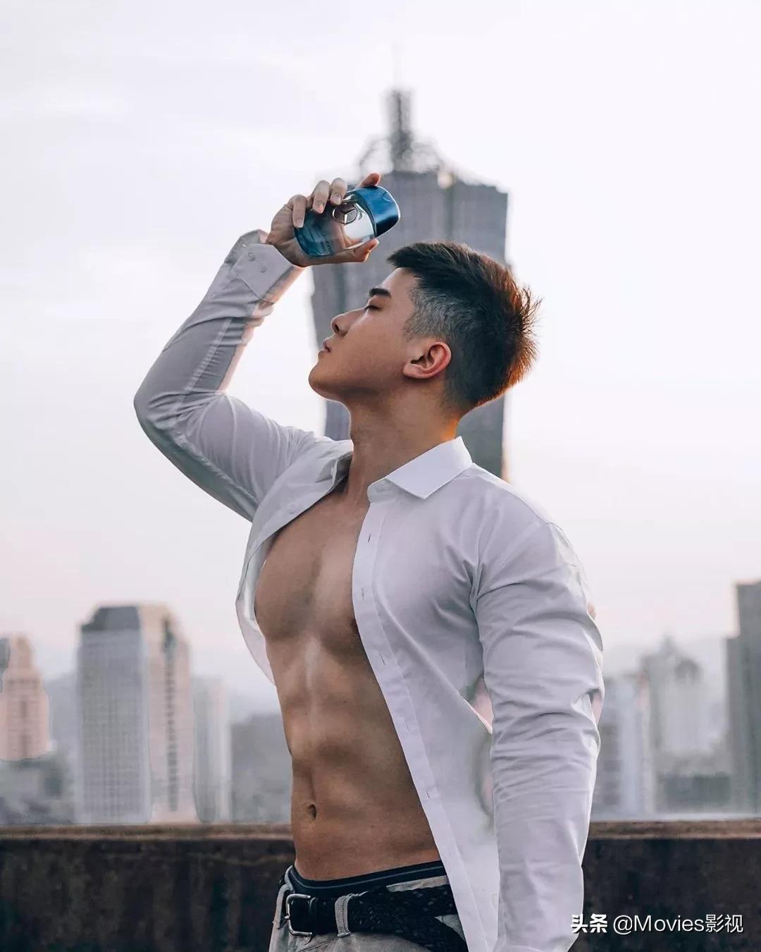 穿短裤比汪小菲还好看！奶凶腱子肉小狼狗，浴室照疯狂撩粉！