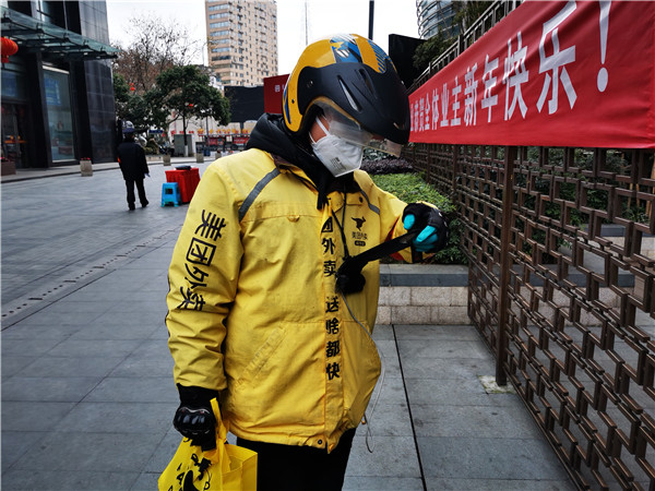贵阳街头人车稀少，唯有外卖小哥劳碌：“为了大家，我们坚持了下来”