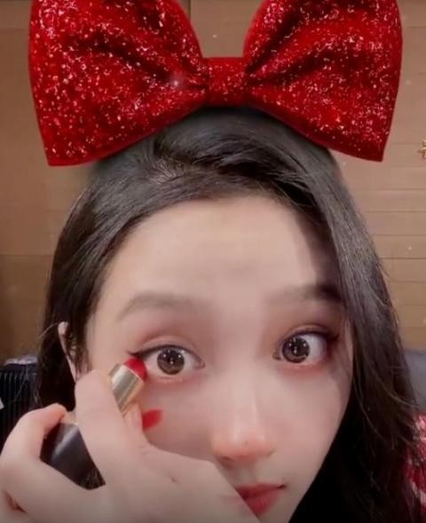 关晓彤亮闪闪的眼妆,关晓彤用口红涂眼妆