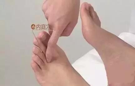 脚上有个“灭火开关”，这样按快速祛胃火、止牙痛、无口臭不便秘