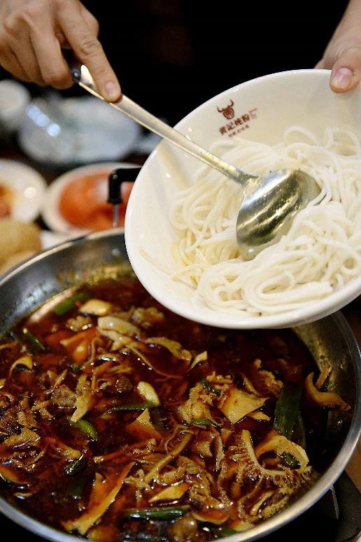 第一时间就是吃一碗广西特点米粉,湖南米粉最正宗的吃法