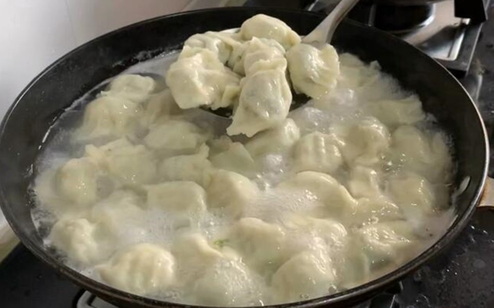茴香饺子好吃有窍门，最忌直接拌馅，多加1步，茴香更翠绿更入味