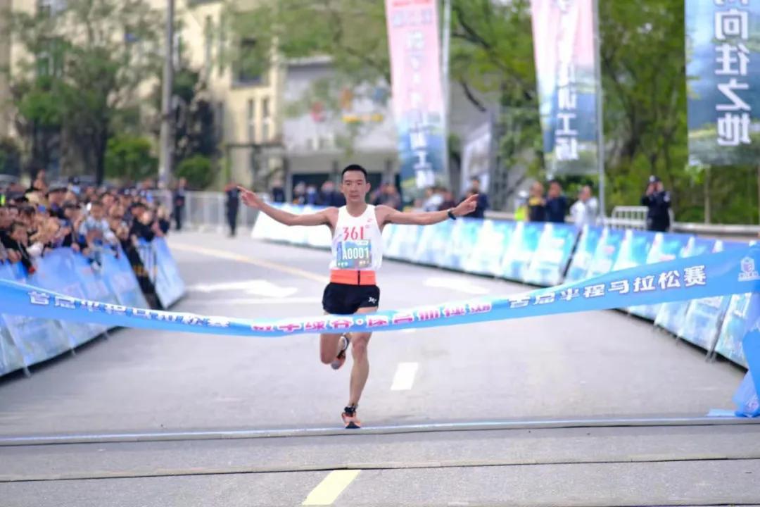 6岁男孩跑步2公里,马拉松2024年半马赛程
