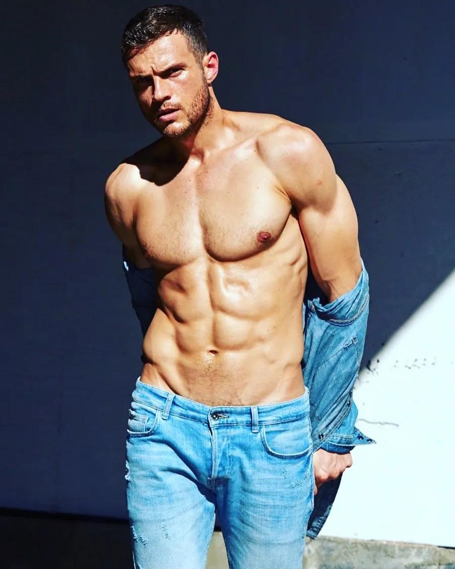 35岁的他登上中国版《时尚先生》封面，长得确实很帅