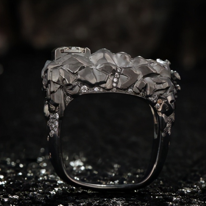 她设计的珠宝如画似景承包了你对美的所有渴求与遐想