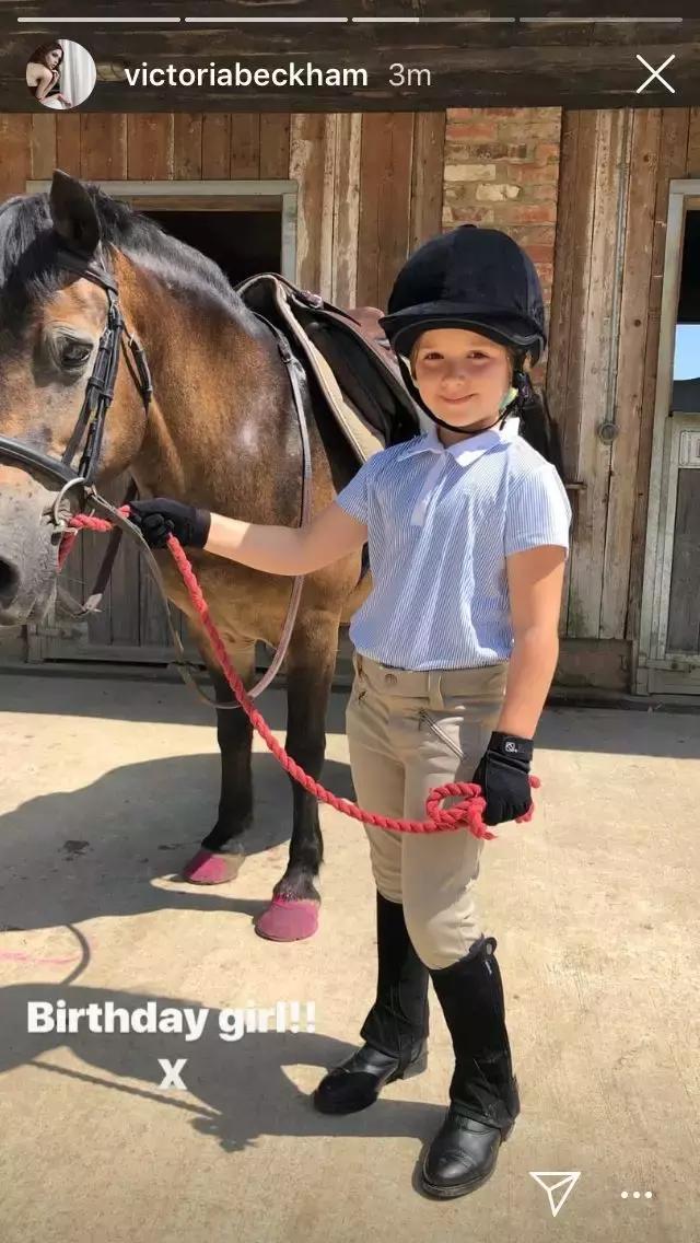 她剪个短发抢尽贝嫂风头！买别墅学骑马，被宠大的孩子有多幸福？