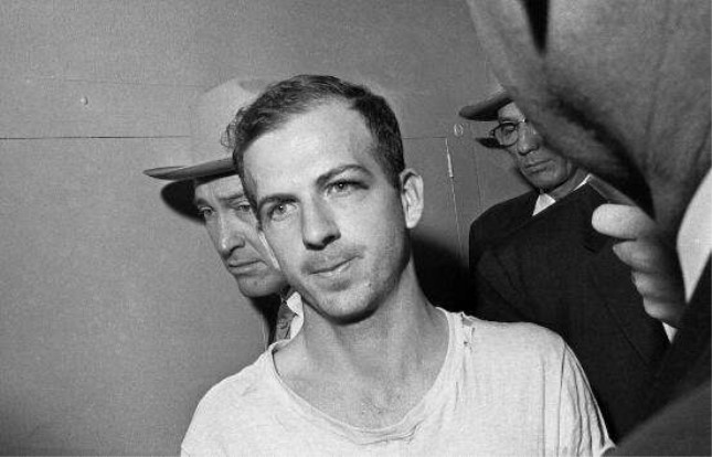 一个裁缝的摄影机拍下了他被刺杀的场景，188个相关人员离奇死亡