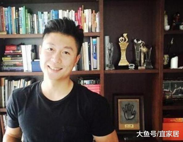 *小鹏李**晒出自己的豪宅，一家人住在豪华别墅，周围属于富人区