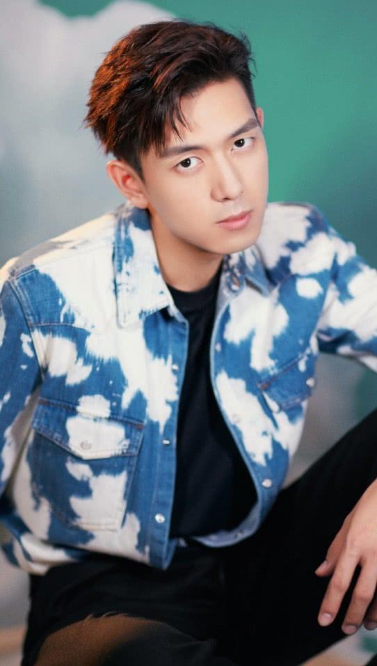 李现穿牛仔衣现身机场,李现和华晨宇牛仔衣