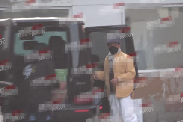 王宝强开豪车接送儿子，王子豪身高已到爸爸胸口，自强独立受好评