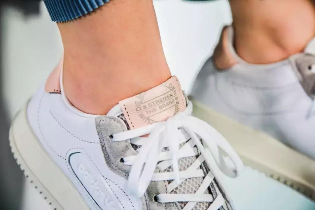 泫雅黑色运动鞋出场,16双秋天最想买的运动鞋