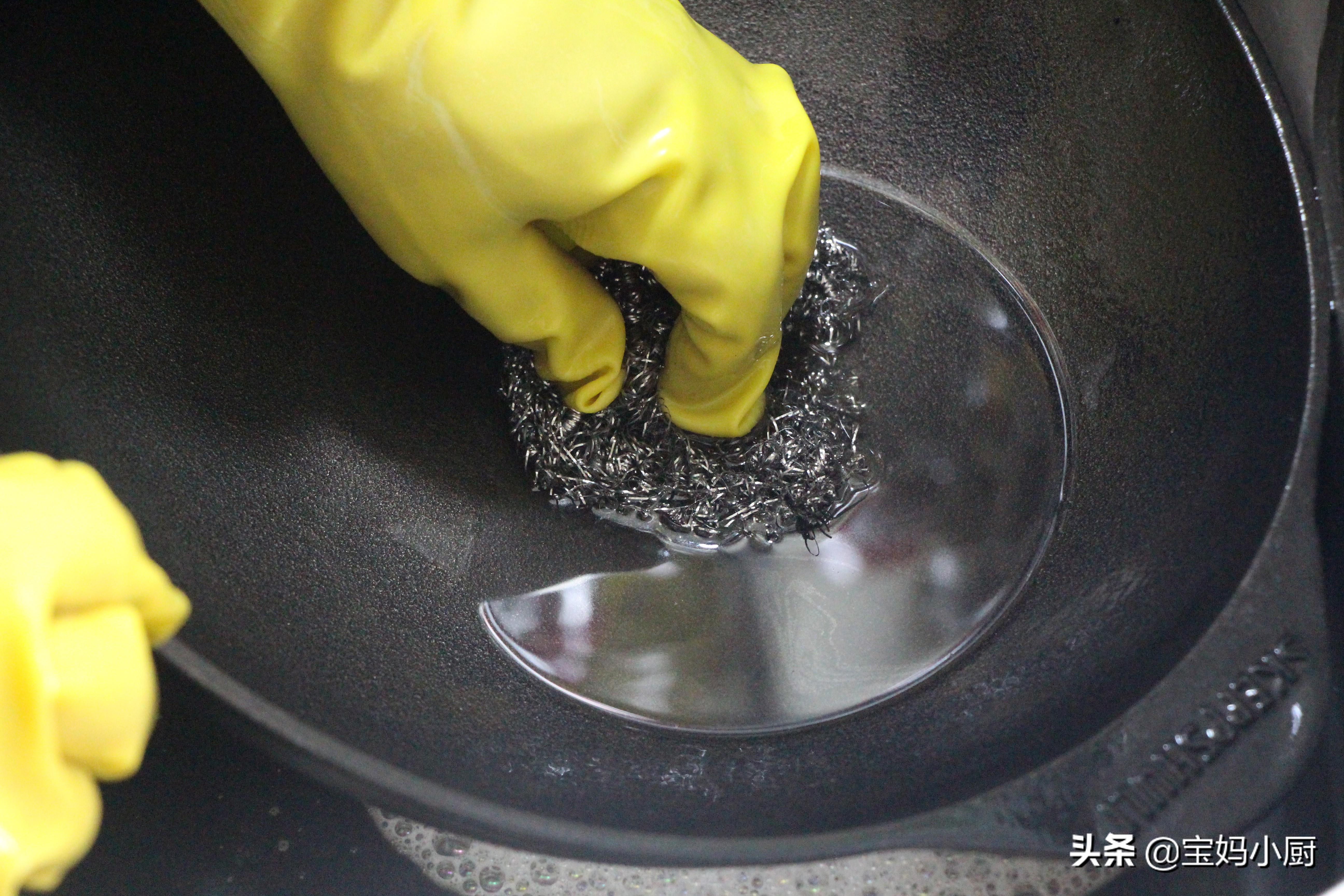 砂锅的开锅方法简单几步不粘不裂,铁锅用过的怎么开锅