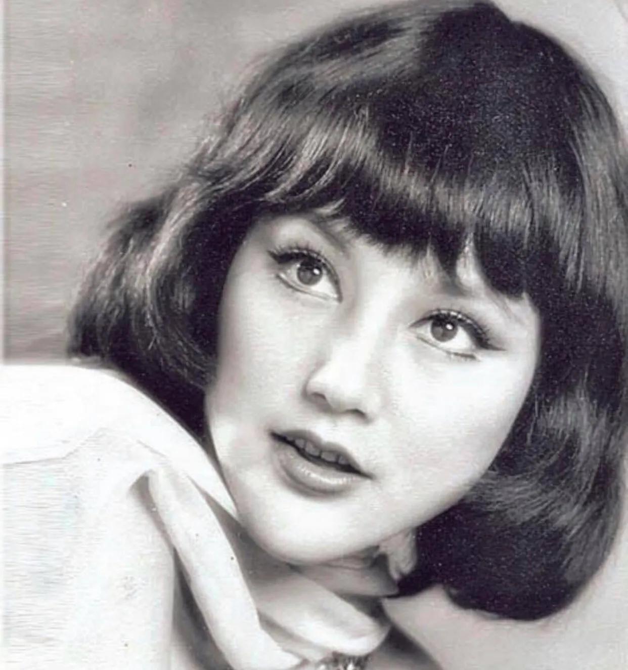 叶童和赵雅芝对比图片,赵雅芝和叶童的绝美瞬间