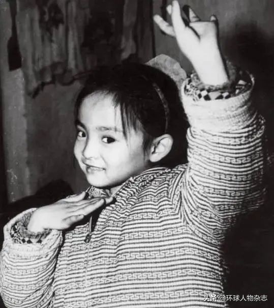 泪目！默念歌词12年，今天政协开幕，曾经的“千手观音”用手“唱响”*歌国**